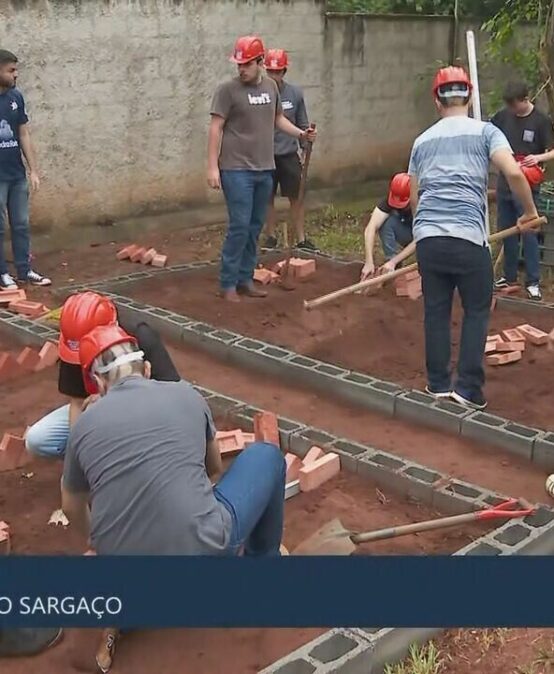 Calouros de engenharia civil da UFSCar fazem obras em escola estadual em trote solidário