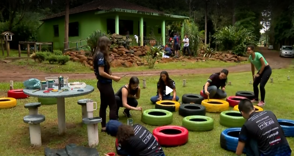 Calouros da UFSCar fazem trote solidário no Horto Florestal em São Carlos