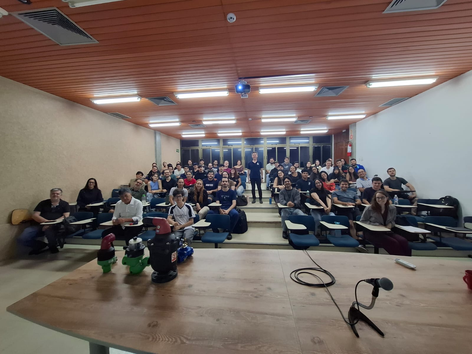 Palestra sobre válvulas e dispositivos de proteção em sistemas de abastecimento de água, proferida pelo Engenheiro Marcelo Mitsuyuki da Bermad